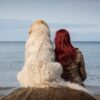 Cane e padrona di fronte al mare